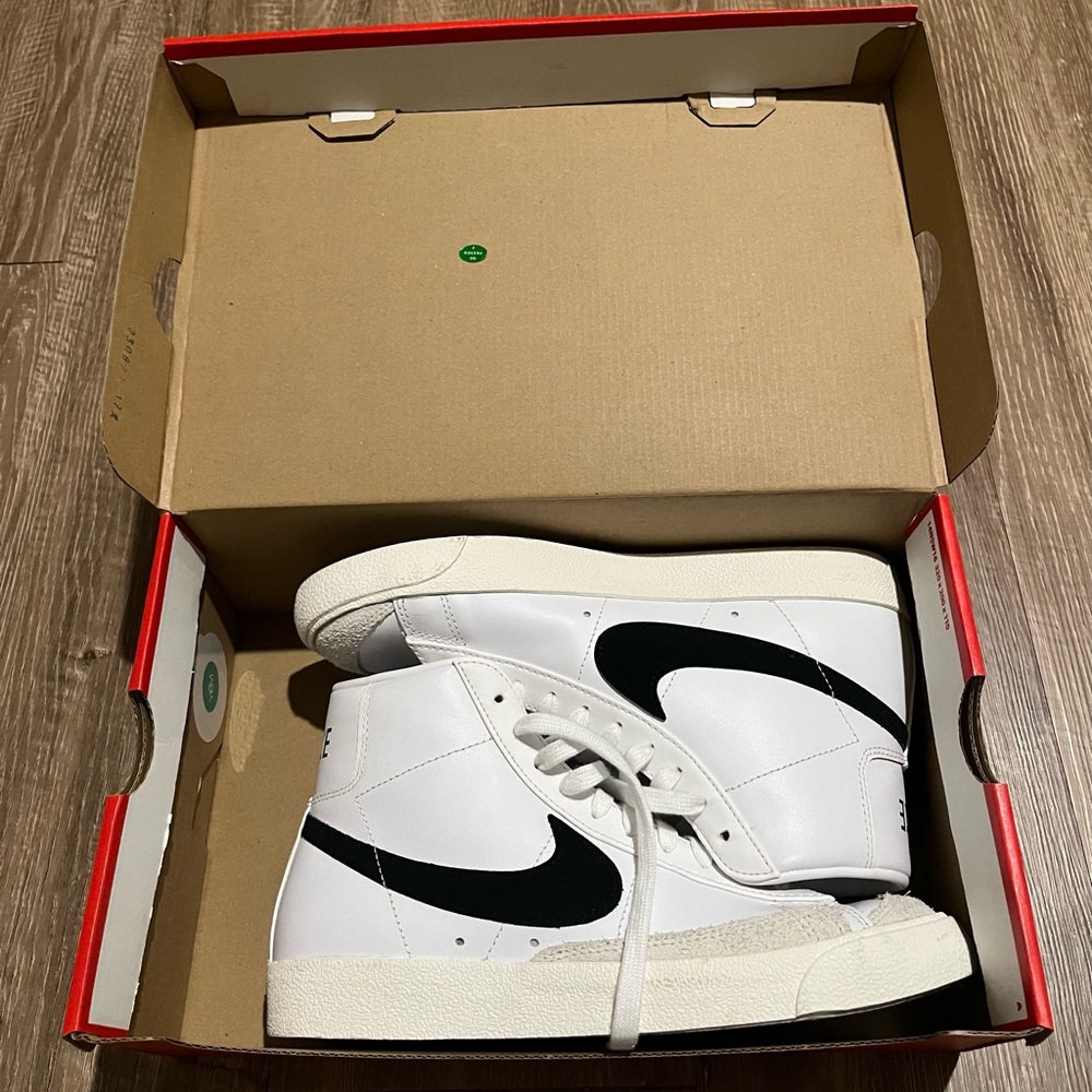 Nike Women’s Blazer Mid ‘77 Sneaker